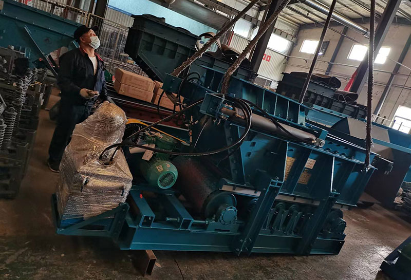 山東礦安重工一批甲帶式給煤機(jī)裝車發(fā)貨